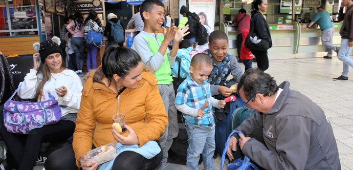 Seremi de Desarrollo Social y Familia visitó a familias migrantes que están en tránsito hacia otras ciudades del país.