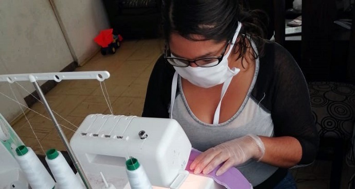 María José Chávez participó en el programa Yo Emprendo del FOSIS con su negocio de costura y en este período se ha dedicado a confeccionar mascarillas desechables y reutilizables. 